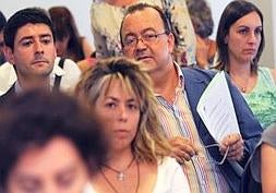 Diego Gutiérrez (con gafas) junto a su abogado, ayer en la asamblea del Colegio. ::                             ISRAEL SÁNCHEZ