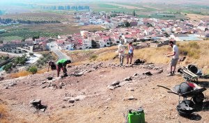Los arqueólogos trabajan en el cerro, donde se realiza una campaña de excavaciones estos días. ::                             J. F.                             R.