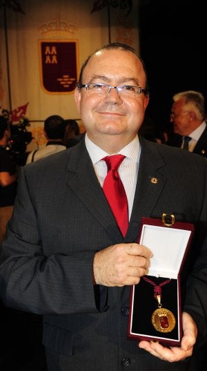 Diego Gutiérrez, con la Medalla de Oro de la Región que la Comunidad Autónoma concedió al Colegio en 2010. ::                             V. VICÉNS / AGM