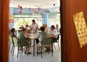 Ancianos con alzhéimer son atendidos en un centro de día. ::
ARCHIVO LV