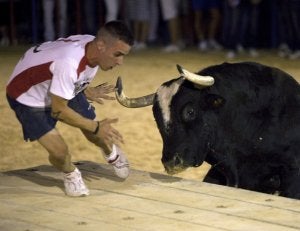 Un participante realiza un recorte sobre 'Ratón'. ::
BIEL ALIÑO / EFE