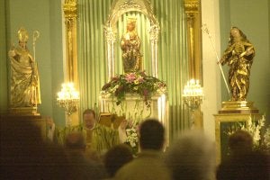 Imagen de archivo de la Virgen del Rosel,  junto a la talla de Santa Florentina . ::
J.M.RODRÍGUEZ / AGM