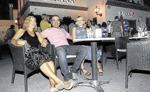 Un 'single' español, junto a dos rusas, en el I Encuentro Internacional de Singles celebrado en Alicante en septiembre. ::
D. MADRIGAL