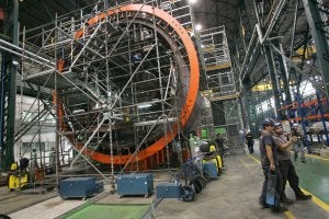 Interior del taller de Navantia donde se construyen por secciones los nuevos buques. ::                             J.M. RODRÍGUEZ / AGM