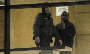 José Manuel Yepes se dirige a un agente de la Guardia Civil en un pasillo de los juzgados de Cieza, tras prestar                      declaración, anoche ::                             NACHO GARCÍA/                             AGM