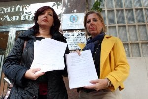 Amelia Corominas y Guadalupe de Alba, de la Plataforma de Afectados del Colegio, ::                             EDU BOTELLA / AGM