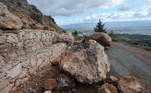 Imagen de las piedras de grandes dimensiones que ocupan la carretera tras caer a consecuencia de los terremotos. ::
PACO ALONSO /
AGM