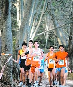 Un grupo de corredores desafía al frío para participar en el cross de Caravaca. ::                             JUAN F. ROBLES