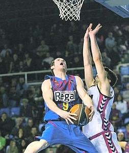 Josep Franch intenta taponar a Huertas, ayer. ::                             ALEJANDRO GARCÍA / EFE