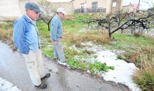 Dos vecinos de Las Terreras, en Lorca, contemplan los restos de la granizada. ::                             P. ALONSO/ AGM