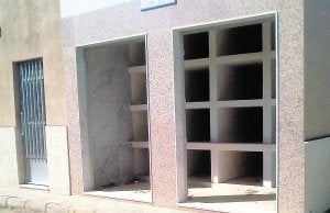 Un panteón en construcción con las puertas arrancadas. ::                             P. O. MARCO