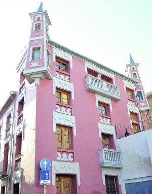 Vista de la Casa del Cura, con sus característicos castilletes. J.A. Moreno