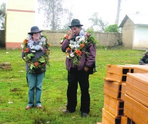 Un representante de Murcia Pro Mundo, junto a un miembro de la comunidad de Ayata, lugar donde se está construyendo el centro. ::
ALV