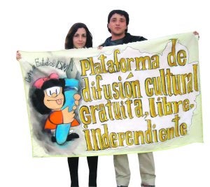 María y Martín con una pancarta del centro 15M.  ::
M. HERRERO