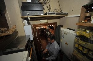 Un técnico municipal conecta un limitador de sonido a internet, en un bar de Castillitos. ::                             ANTONIO GIL /                             AGM