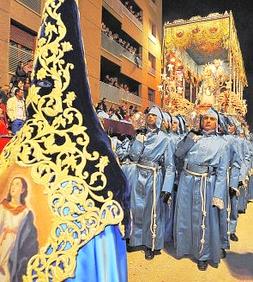 Devoción. La Virgen de los Dolores a hombros de cofrades azules en el cortejo que abre los Desfiles Bíblico Pasionales de la Semana Santa lorquina. ::                             PACO ALONSO / AGM