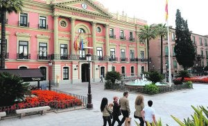 El balcón del Ayuntamiento de Murcia, ayer sin la pancarta de 'Agua para todos'. ::                             G CARRIÓN / AGM