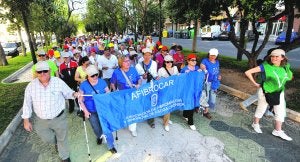 Participantes en la I Afibromarcha, a su paso por la Alameda de San Antón. ::                             ANTONIO GIL / AGM