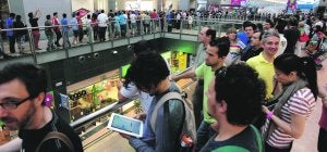 Numerosos clientes aguardando ayer, a primera hora, la apertura de la tienda Apple Store, en Nueva Condomina. ::                             Alfonso Durán/ AGM