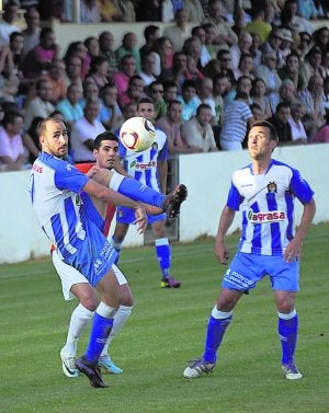 Ginés Meca golpea el balón en el partido de ayer. ::
ALFONSO DURÁN/AGM