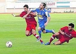 Carrasco es derribado por un jugador del Catarroja. Foto: Paco Alonso/AGM