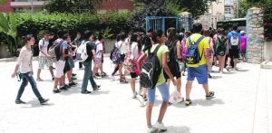 Alumnos del Instituto de Educación Secundaria Jiménez de la Espada, con sus mochilas saliendo de centro ayer al mediodía ::                             PABLO SÁNCHEZ / AGM