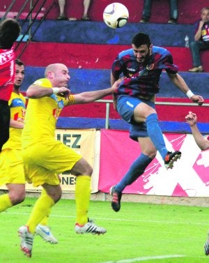 Uno de los remates de los jugadores del Yeclano. ::
ÁNGEL ALONSO