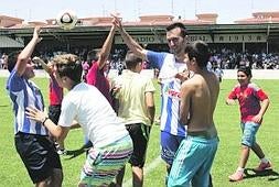 Celebración de la clasificación del Águilas con algunos aficionados. Foto: Sonia M. Lario.