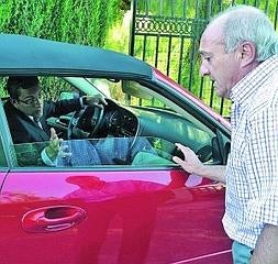 Valentín charla con su abogado. Foto: J. A. M.