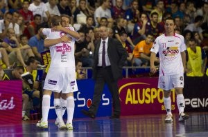 Los jugadores de ElPozo celebram uno de sus goles de ayer al Barcelona en el Palau. ::                             LNFS