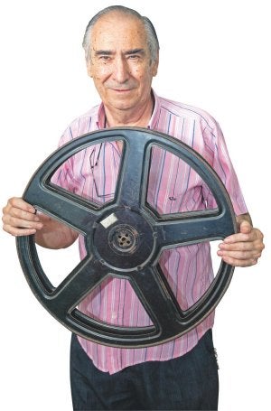 José Herrero, con una bobina de cine. ::                             V. VICÉNS / AGM