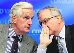 Olli Rehn conversa con el comisario de Mercado Interior, Michel Barnier. Foto: EFE