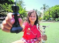 La jugadora María del Pilar López con el trofeo de España. Foto: Nacho García/AGM