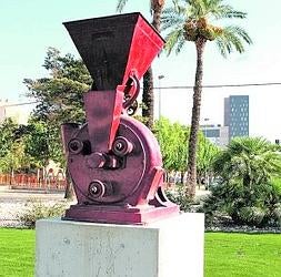 Base de hormigón sin la placa, ayer en Espinardo. Foto: E. Botella/AGM