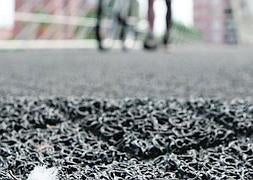 Detalle de la moqueta levantada en la pasarela Jorge Manrique. Foto: E. B.