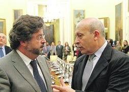 José Ignacio Wert (d), conversa con el secretario de Universidades de Cataluña, Antoni Castellà. Foto: EFE