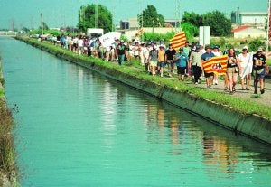 Una de las manifestaciones del año 2001 en contra del trasvase que recorrió el Delta del Ebro. ::
EFE