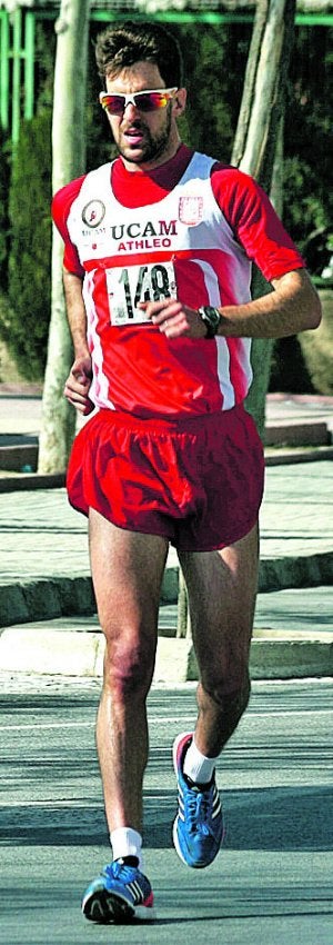 Benjamín Sánchez, ayer en el Regional de marcha. ::
ÁNGEL ALONSO