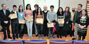 Los premiados, en la XXVI Semana de la Facultad de Biología. :: L. URBINA