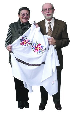 Montserrat y Luis Fernando, con un trabajo realizado en uno de los talleres. ::                             M. HERRERO