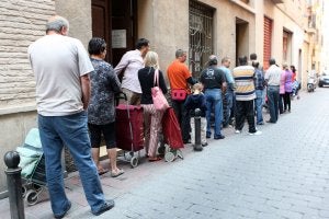 Ciudadanos en la cola del comedor social de Cáritas en Murcia. | Foto: Edu Botella/AGM | Vídeo: Marcos Martínez