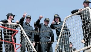 Marinos saludan al llegar a puerto a sus familiares desde una de las cubiertas del barco. ::
J. M. RODRÍGUEZ