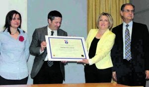 Ujaldón entregando el premio a la mejor oficina en Caravaca. ::
CARM