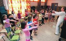 Niños de 6 y 7 años ensayan una coreografía con su profesora Inmaculada Leal. ::                             VICENTE VICÉNS/AGM