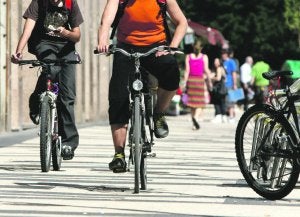 La DGT pretende autorizar la circulación de las bicis por las aceras