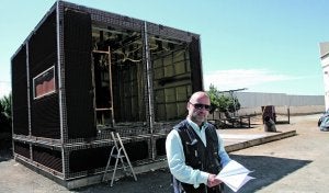 Francisco José Ruano, el profesor titular del proyecto junto a la casa ecoeficiente, en el patio del Instituto Politécnico. ::
PABLO SÁNCHEZ / AGM