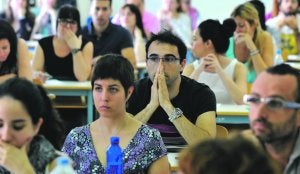 Un grupo de opositores realiza el primer examen, el pasado día 22, en Cartagena. ::                             ANTONIO GIL/AGM