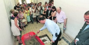 Colocación, ayer, de la primera piedra del futuro Museo Azul de la Semana Santa. :: P. Alonso/AGM