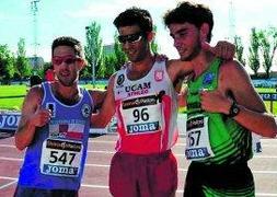 Miguel Ángel López, ayer, flanqueado por José Ignacio Díaz y Álvaro Martín, sus compañeros de podio.  :: LV