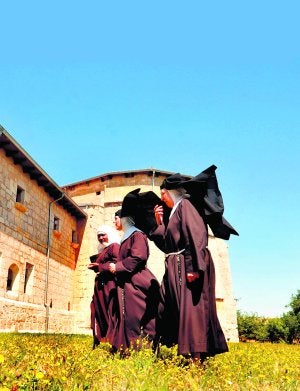 Sor Natividad (derecha), abadesa de las clarisas, acompañada en el huerto del convento de Castrojeriz (Burgos) por sor María Jesús y sor Teresia, llegada de Kenia. ::
FRAN JIMÉNEZ